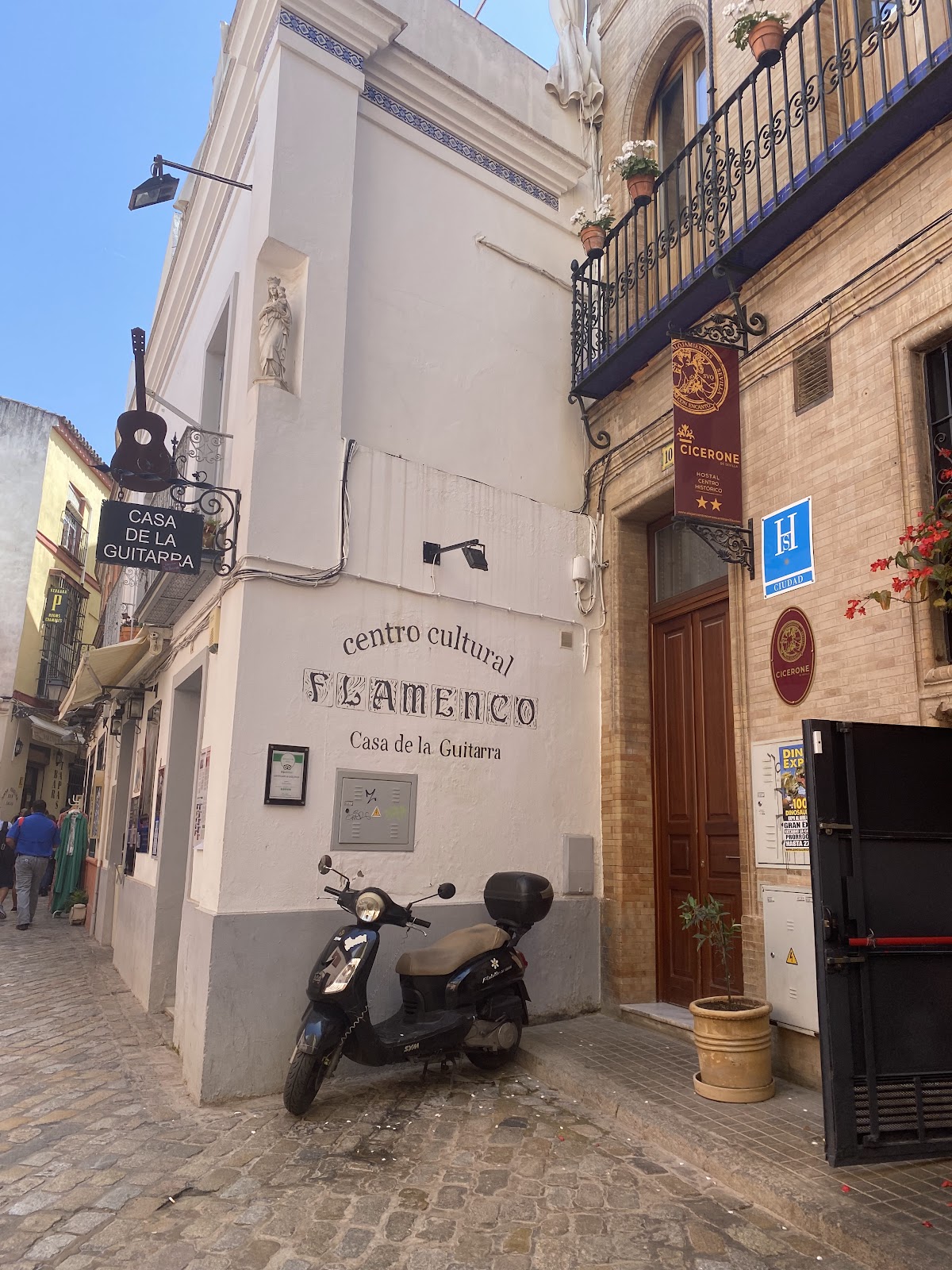 Santa Cruz quarter, Seville